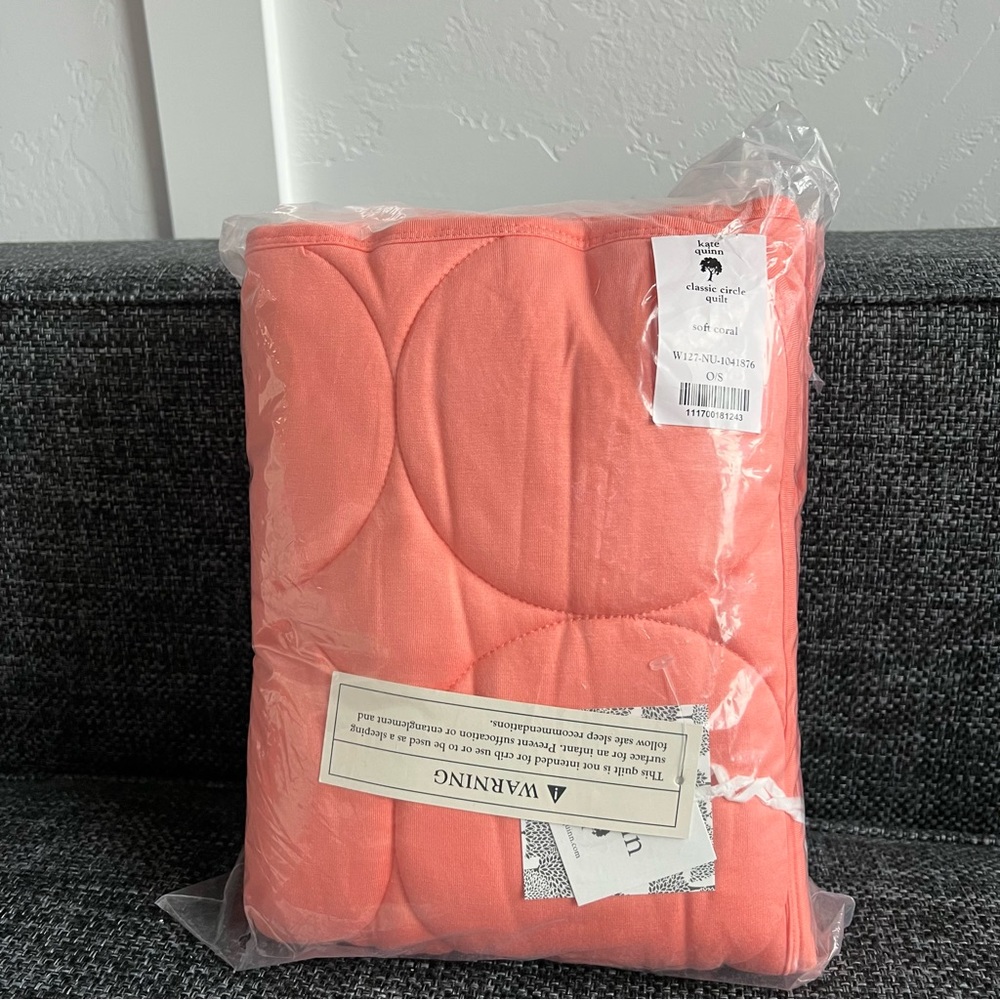 NIB Kate Quinn Classic Circle Quilt- Bamboo- Soft Coral
